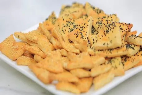 المقرمشات السائبة في العيد.. طبيب يوضح أضرارها على صحة الأطفال