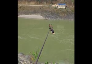 مغامرات يومية.. الصينيون يعبرون النهر بالحبال  "فيديو"