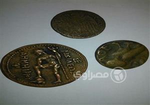 بالصور.. ضبط 3 عملات أثرية بحوزة أمريكي قبل تهريبها من مطار برج العرب