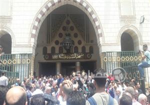  بالصور- انتهاء صلاة الجنازة.. والنجوم يرافقون مديحة يسري لمثواها الأخير