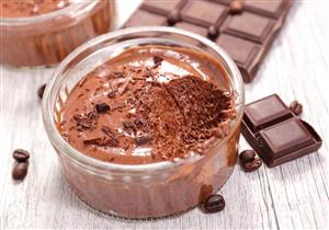 موس الشيكولاتة والقهوة حلوى لذيذة وخفيفة على مائدتك