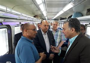 ​وزير النقل يستقل جرار قطار من سوهاج إلى بني سويف