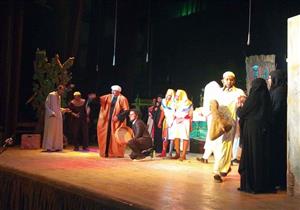 بالصور- فرقة أسوان القومية تواصل عرض مسرحية "إيزيس" 