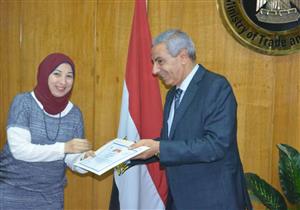 وزير التجارة يكرم "مصراوي" في نهاية برنامج لتدريب الصحفيين