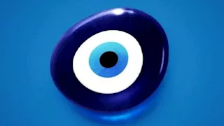 لماذا نرتدي الخرزة الزرقاء عند الشعور بالحسد؟