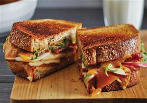 ساندويتش الجبن الشيدر والتفاح.. سحور يقوي الأسنان