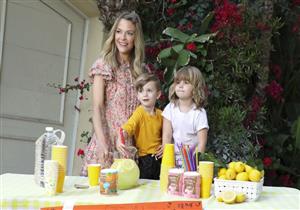 بالصور.. جيمي كينج تبيع عصير الليمون مع أطفالها في بفيرلي هيلز