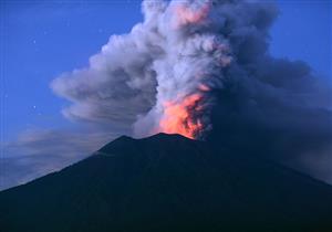 بركان جبل اجونج في إندونيسيا ينفث رمادًا لارتفاع 2000 متر