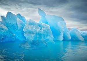 فيديو مذهل لجبل من الجليد ينقسم إلى نصفين أمام أحد السياح