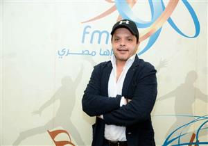 بالصور.. محمد هنيدي يقدم "بواب العبارة" على راديو 9090