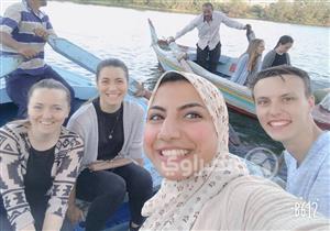 بالصور.. وفد سياحي يشارك المصريين مشاهدة أولى مباراة المنتخب في كأس العالم بكفرالشيخ