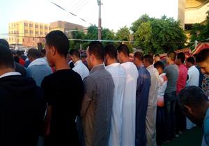 بالصور.. أهالي المنيا يؤدون صلاة العيد على الجسور