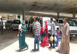 سائقو السرفيس في السويس: "ماينفعش الناس تاكل بعضها عشان فكّة" وآخرون: "بيوتنا أولى بالفرق"