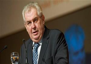 الرئيس التشيكي يحرق "الملابس الداخلية" بمؤتمر صحفي لهذا السبب