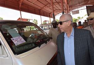 بالصور.. محافظ أسوان يتابع تطبيق التعريفة الجديدة لأجرة الميكروباص