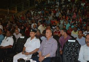 محافظ البحر الأحمر يتابع مباراة المنتخب بأحد المسارح العامة 