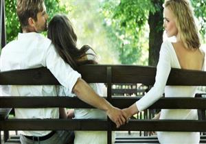 بالفيديو.. سيدة تلقن عشيقة زوجها درسا قاسيا في الطريق العام