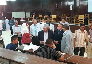 رئيس جامعة جنوب الوادي يتفقد امتحانات الدراسات العليا بكلية التربية   