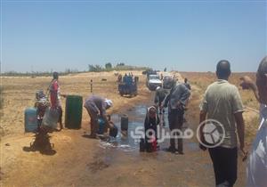 بالصور.. تسرّب في خط بترول الصعيد وأهالي بسمسطا يعبئون السولار في براميل