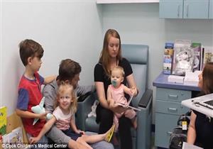 طفلة صماء تتسبب في بكاء أمها: "أول مرة تسمع" (فيديو)