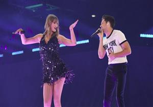 صور..تايلور سويفت تفاجئ جمهور حفلها بلندن بحضور هذا النجم