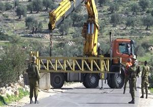 المستوطنون يحرقون "أشجار الزيتون".. والاحتلال يغلق مدخل بلدة فلسطينية