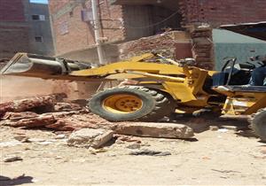 بالصور- بدء إزالة المنشآت الآيلة للسقوط في "كفرالبطيخ" بدمياط