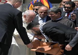 بالصور..يعقوب شاهين يزور الفاتيكان ويقبل يد البابا