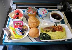 قبل ما تسافر .. تعرف على الوجبات الخاصة خلال الرحلات الجوية وكيفية طلبها 