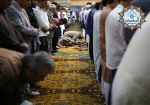 حكم إطالة بعض المصلين السجود رغم قيام الإمام