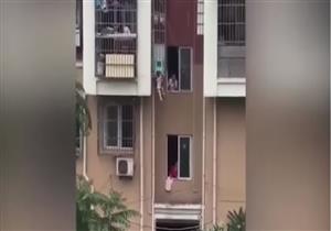 فيديو صادم.. طفل صيني يتدلى من شرفة مبنى