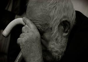 بسبب الوحدة.. مسن يتصل بالشرطة يوميا