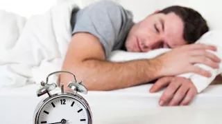 كيف يؤثر النوم غير المنتظم على صحة الدماغ؟