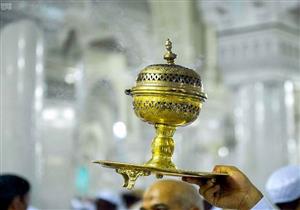 بالصور.. تطييب الحرم والكعبة بـ 60 مبخرة و5 كيلو دهن العود يومياً