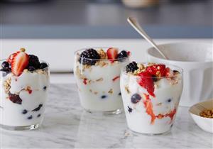 زبادي الشوفان بالفواكه والزبيب.. يقوي العظام