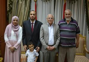 بالصور- تكريم شاب كفيف حصل على الماجستير في بورسعيد