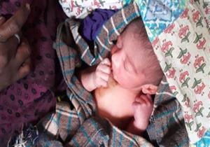 شرطية ترضّع طفلا بعد إنقاذه من تحت الأنقاض