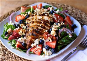 دجاج مشوي مع الفواكه.. يحمي جسمك من الأمراض