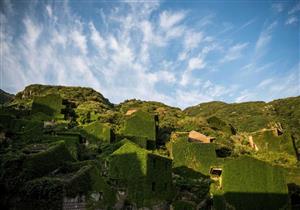 بالصور- قرية صينية تغطي النباتات الخضراء منازلها بالكامل