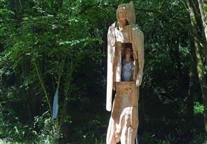 فنان فرنسي يقضي أسبوع داخل تمثال خشبي..لهذا السبب