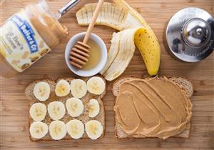 ساندوتش الموز بزبد الفول السوداني.. سحور خفيف يحسن صحة الكبد