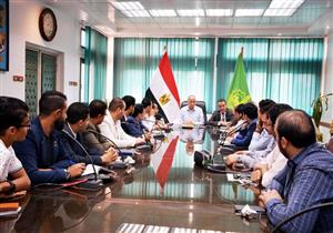 محافظ القليوبية يبحث مع شباب شبرا الخيمة مشكلاتهم 