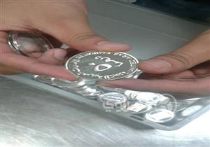 بالصور- إحباط تهريب 105 قلادات وعملات تذكارية بمطار برج العرب