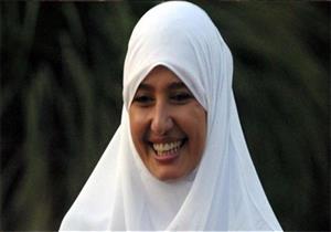 أول صورة لحلا شيحا بدون نقاب برفقة شقيقتها