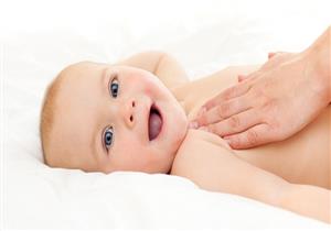 تدليك الطفل.. إليكِ طرق التخلص من ألم البطن والغازات