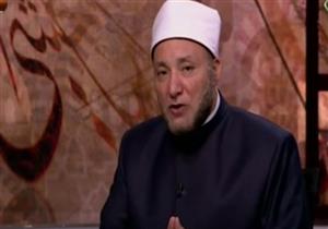 ما حكم قراءة القرآن من المصحف وبجانبي إذاعة القرآن في نفس الوقت؟.. أمين الفتوى يجيب