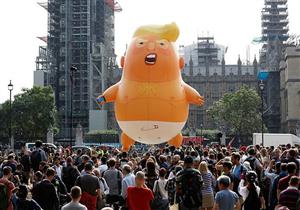 المتظاهرون في لندن يطلقون بالون "الرضيع ترامب" في السماء 