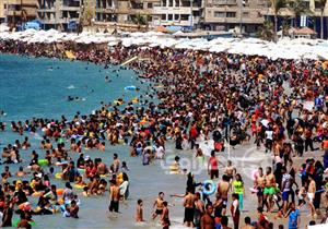 بالصور والأرقام| رحلات اليوم الواحد تنعش شواطئ الإسكندرية.. "البحر للجميع"