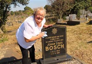 مسنة تكرس ما تبقى من حياتها في "تنظيف القبور"