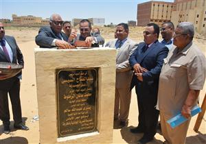 بتكلفة 25 مليون جنيه.. وضع حجر أساس أول مدرسة على أرض الوادي الجديد (صور)